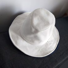 Load image into Gallery viewer, Japanese Wide Brim Bucket Hat
