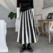 Load image into Gallery viewer, Contrast Color Vertical Striped Loose Skirt
