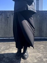 Load image into Gallery viewer, Dark Loose Pocket Hakama
