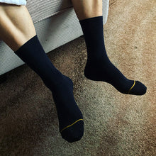 Load image into Gallery viewer, Men&#39;s Mid-length Black Socks
